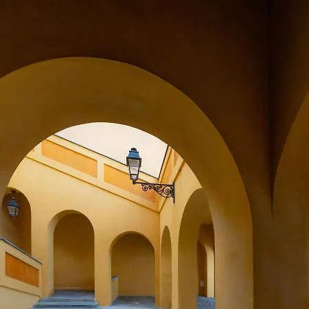 Готель De Belgique A Мантон