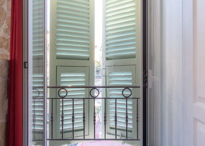 Hotel Hotel De Belgique A Menton 2*